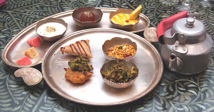 Chor Bizarre tables